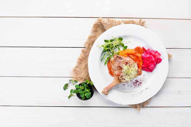 svieže taniere s jedlom